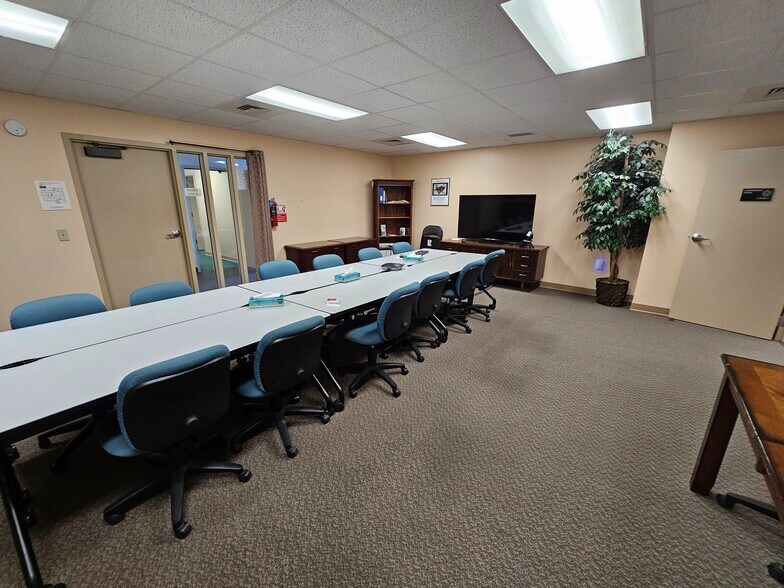 More Photos Of 97 S 4th St, Ishpeming Office For Lease