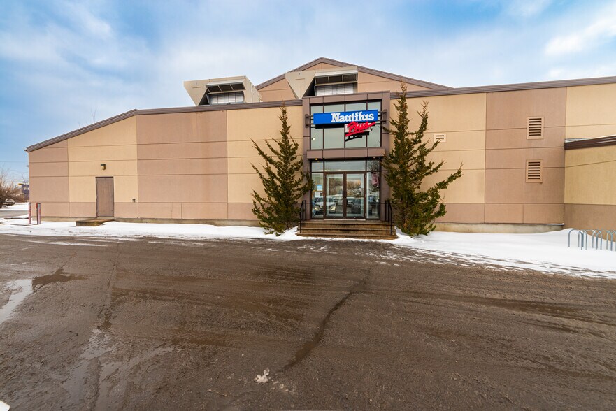 More Photos Of 47 Boul Saint-Jean-Baptiste, Châteauguay Sports And Entertainment For Lease