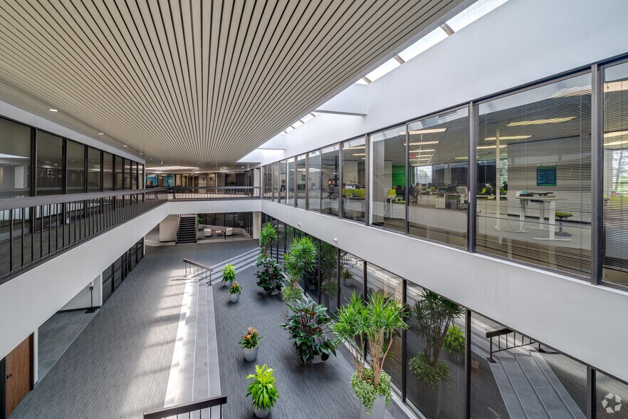 More Photos Of 110-140 Cypress Station Dr, Houston Unknown For Lease