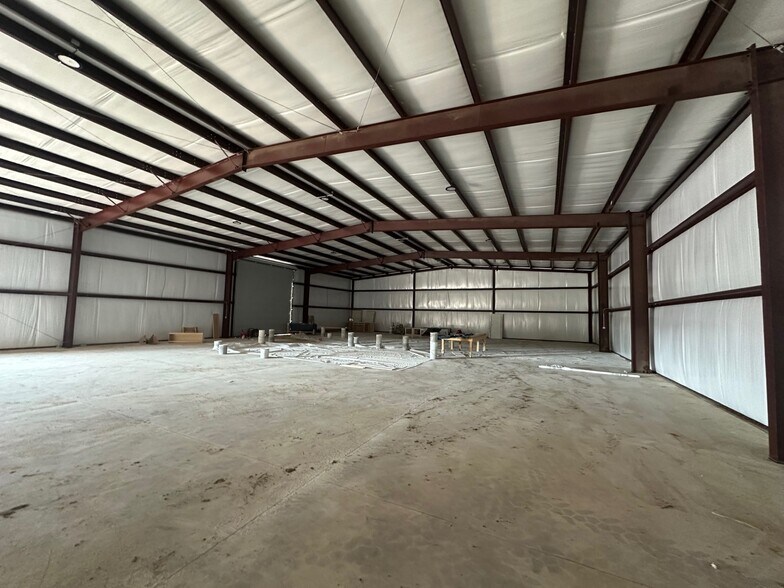 More Photos Of 3304 Hutchinson Ave, Adel Light Manufacturing For Lease
