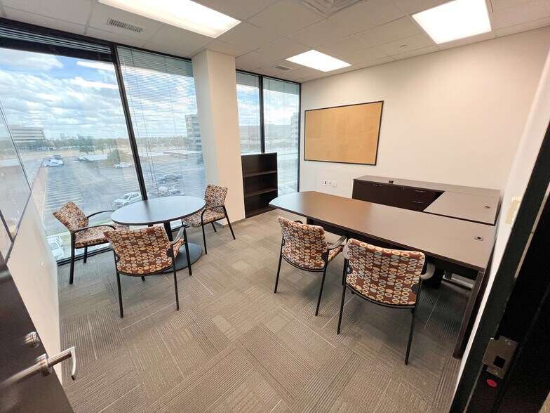 More Photos Of 303 Veterans Airpark Ln, Midland Office For Lease