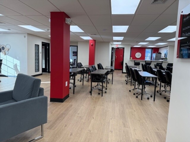 More Photos Of 1917 Welsh Rd, Philadelphia Office For Sale