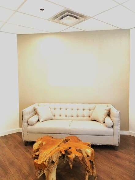 More Photos Of 505-595 Pender St, Vancouver Office For Sale