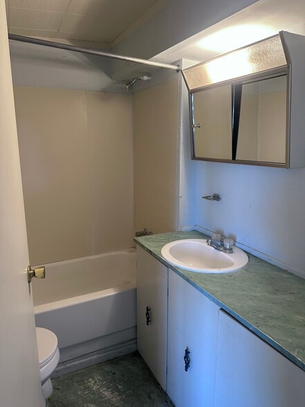 More Photos Of 860 W 4th St, Benson Flex For Sale