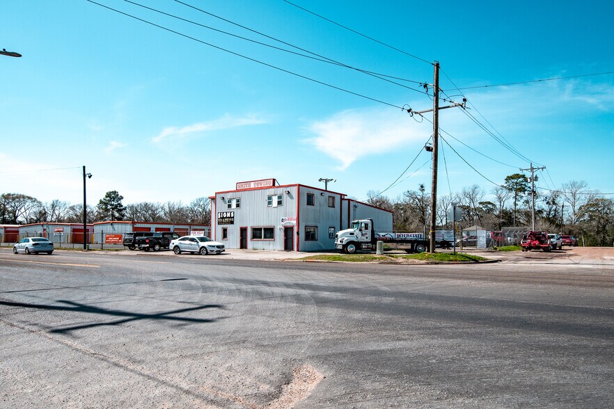 More Photos Of 213 N Washington Ave, Cleveland General Retail For Sale