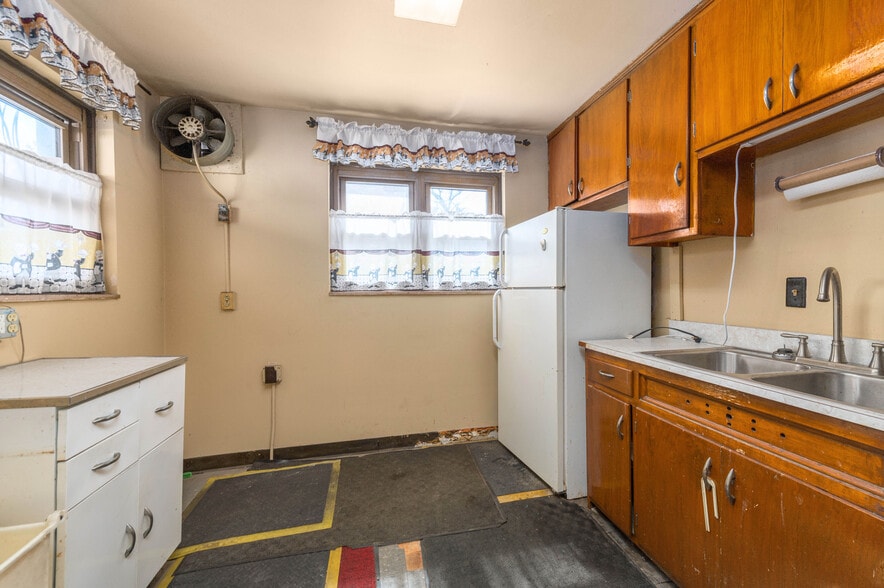 More Photos Of 5203 Turney Rd, Garfield Heights Bar For Sale