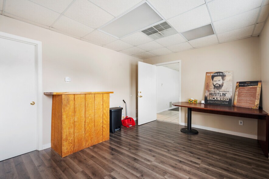 More Photos Of 614 E Streeter Ave, Muncie Office For Sale