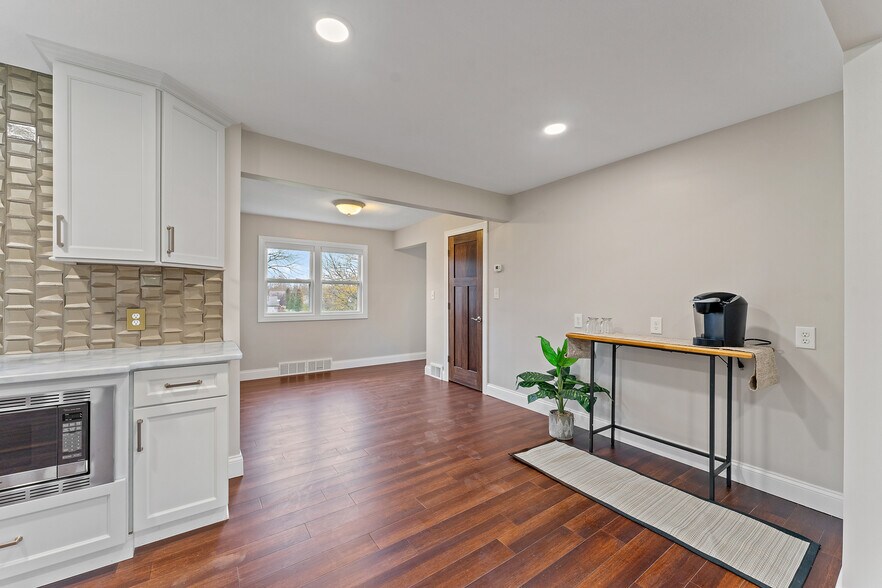 More Photos Of 784 McClurg Rd, Youngstown Office For Sale