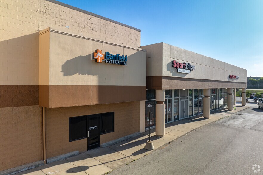 More Photos Of 6409 Grand Ave, Gurnee Storefront Retail Office For Lease