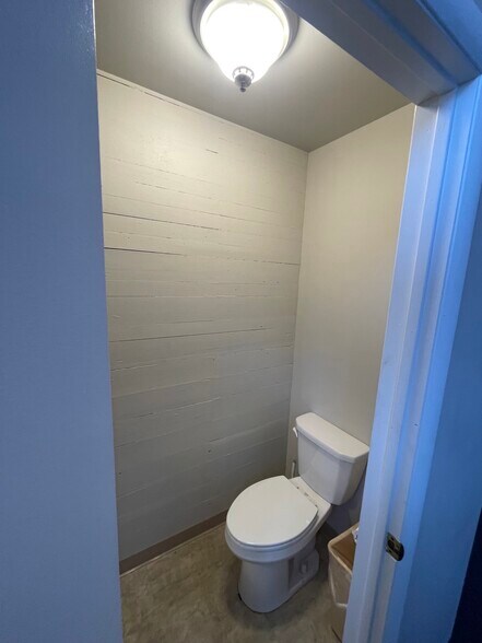 More Photos Of 249 Railroad Ave, Bird In Hand Self Storage For Lease