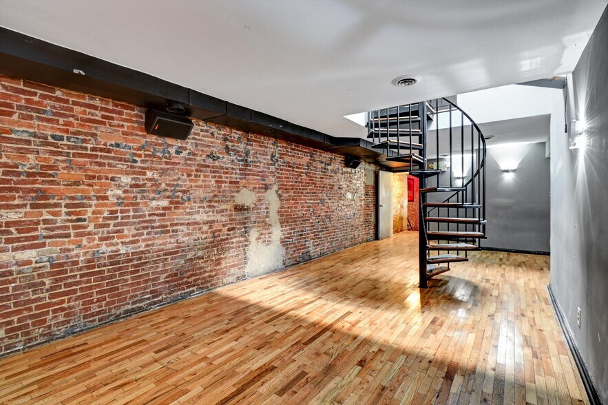 More Photos Of 15 E Centre St, Baltimore Bar For Sale
