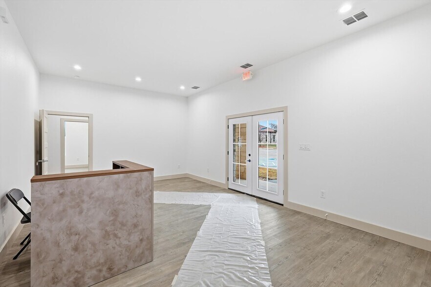More Photos Of 203 E Debbie Ln, Mansfield Loft Creative Space For Lease
