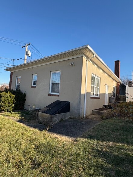 More Photos Of 141 Main St, South River Office For Sale