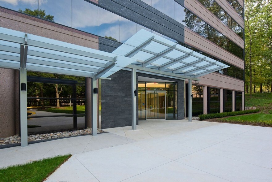 More Photos Of 3160 Fairview Park Dr, Falls Church Office For Lease