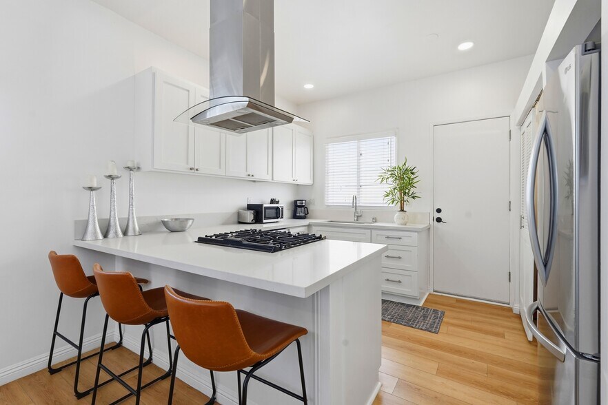 More Photos Of 521 Venice Way, Venice Apartments For Sale