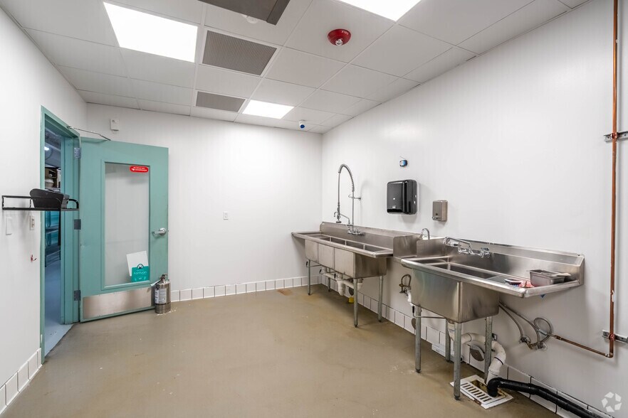 More Photos Of 5600 Roosevelt Way, Seattle Freestanding For Lease