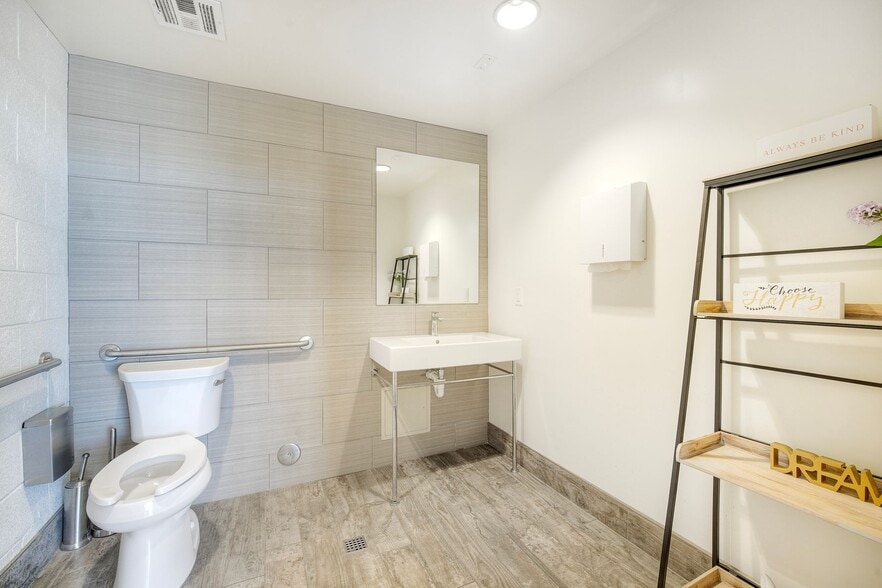 More Photos Of 1523 S Coast Hwy, Oceanside Freestanding For Sale