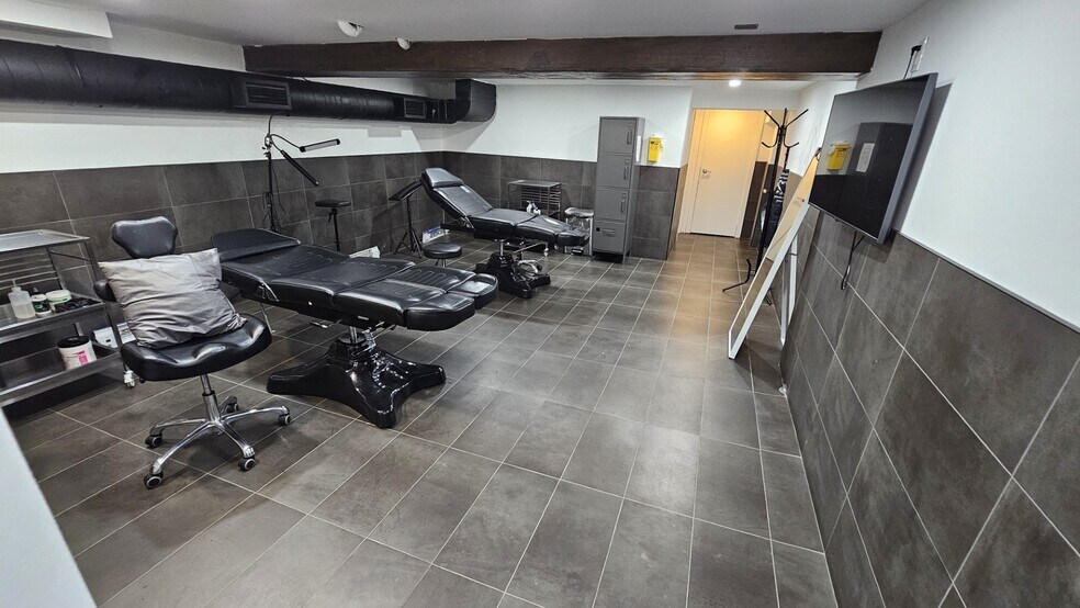 More Photos Of 424 Eglinton Ave W, Toronto Storefront For Lease
