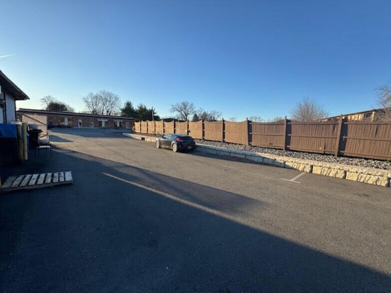 More Photos Of 318 Blooming Grove Tpke, New Windsor Township General Retail For Lease