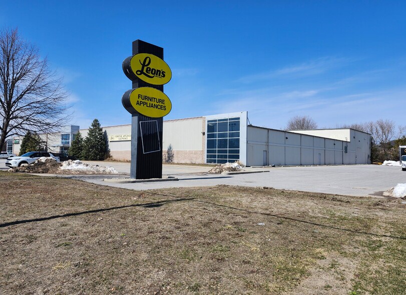 More Photos Of 2730 Princess St, Kingston Showroom For Sale