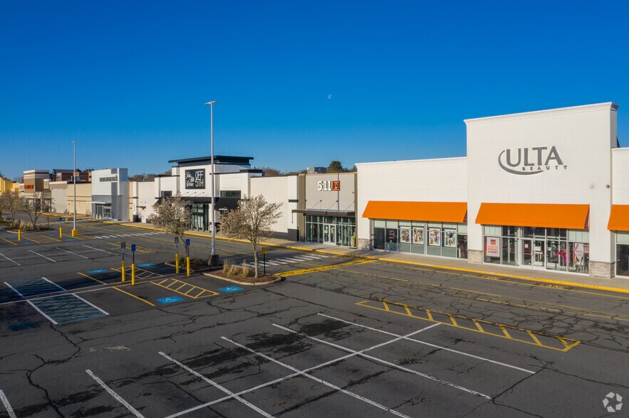 More Photos Of 200-380 Grossman Dr, Braintree Storefront For Lease