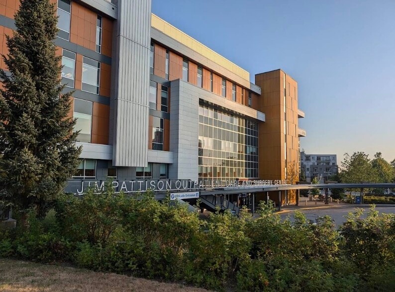More Photos Of 9750 140 St, Surrey Hospital For Lease