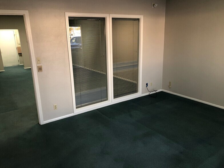 More Photos Of 825-865 S Frankwood Ave, Reedley Office For Lease