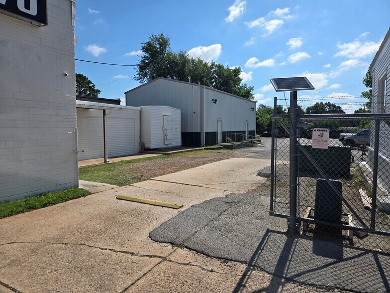 More Photos Of 1813 N Harrison St, Shawnee Office For Lease