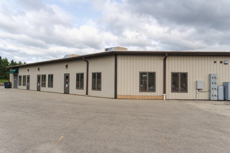 More Photos Of 1641 Commanche Ave, Green Bay Storefront For Sale