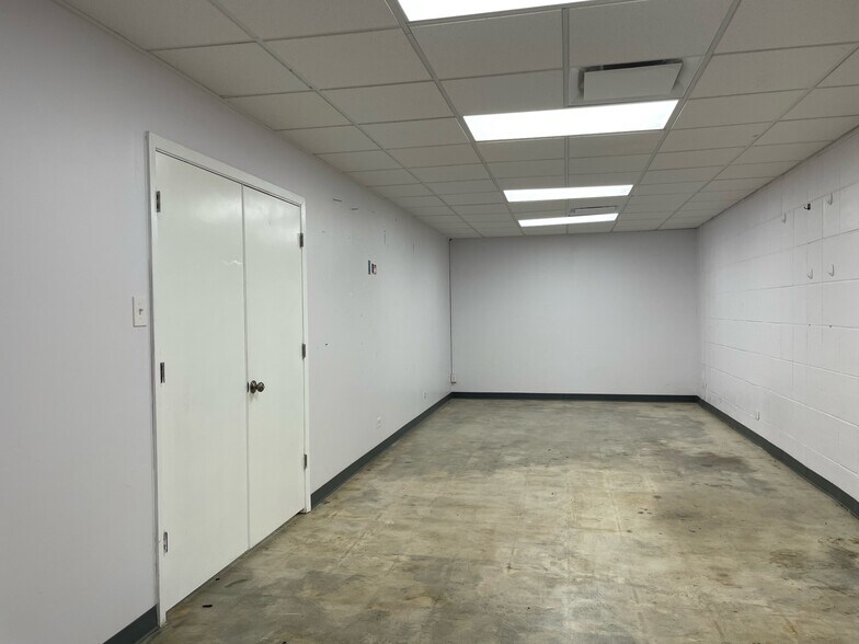 More Photos Of 2118 Mannix Dr, San Antonio Showroom For Sale