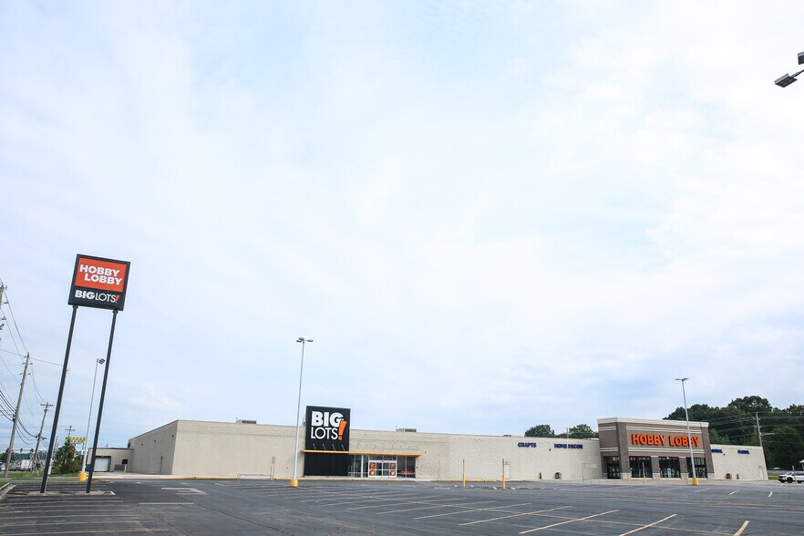 More Photos Of 1806 N Jackson St, Tullahoma Freestanding For Lease