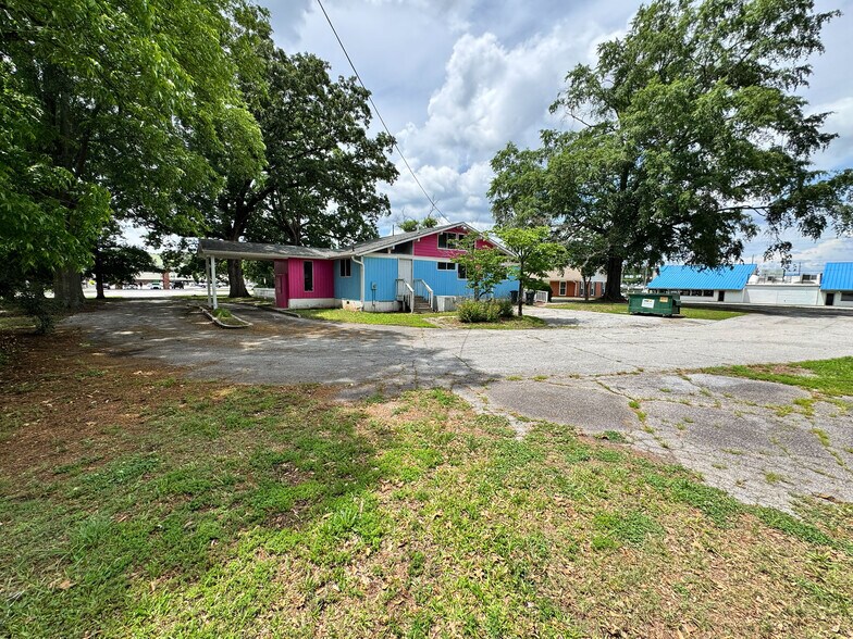 More Photos Of 685 N Jeff Davis Dr, Fayetteville Freestanding For Sale