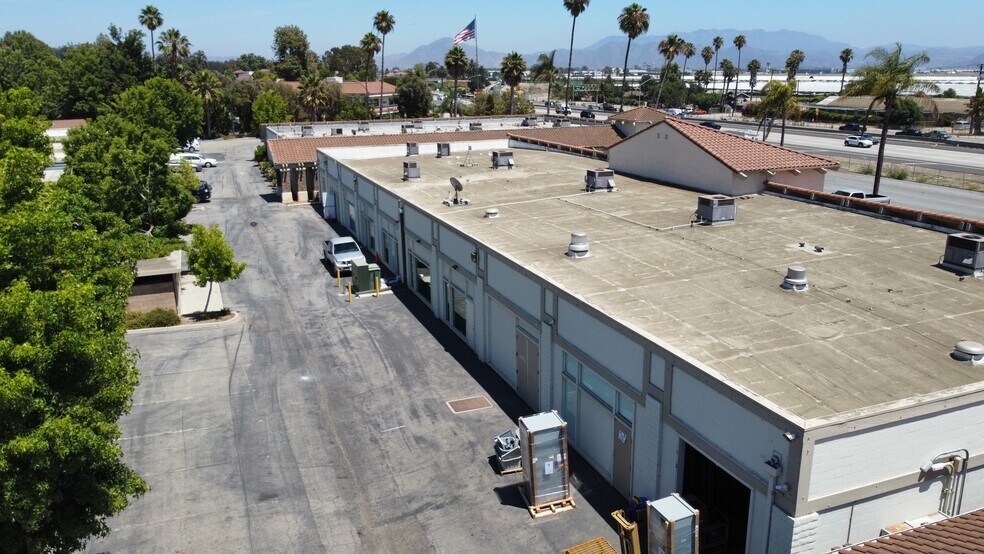 More Photos Of 1365-1371 Del Norte Rd, Camarillo Showroom For Lease