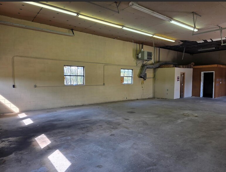 More Photos Of 704 S Metcalf Rd, Louisburg Warehouse For Lease