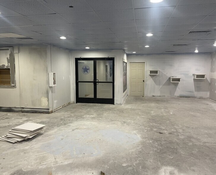 More Photos Of 1036 W Sunshine St, Springfield Freestanding For Sale