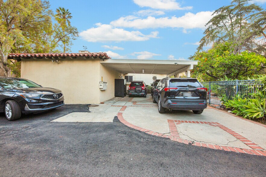 More Photos Of 17520 Kingsbury St, Granada Hills Apartments For Sale