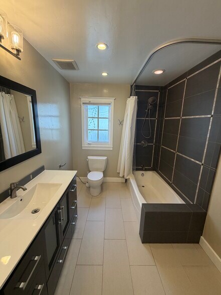 More Photos Of 3560 Front St, San Diego Multifamily For Sale