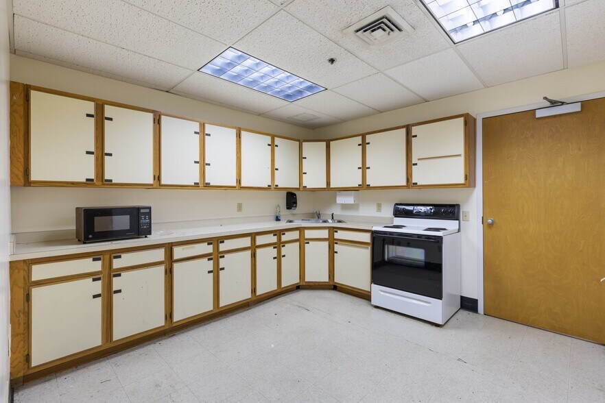 More Photos Of 19-25 Main St, Hartford Office Residential For Sale