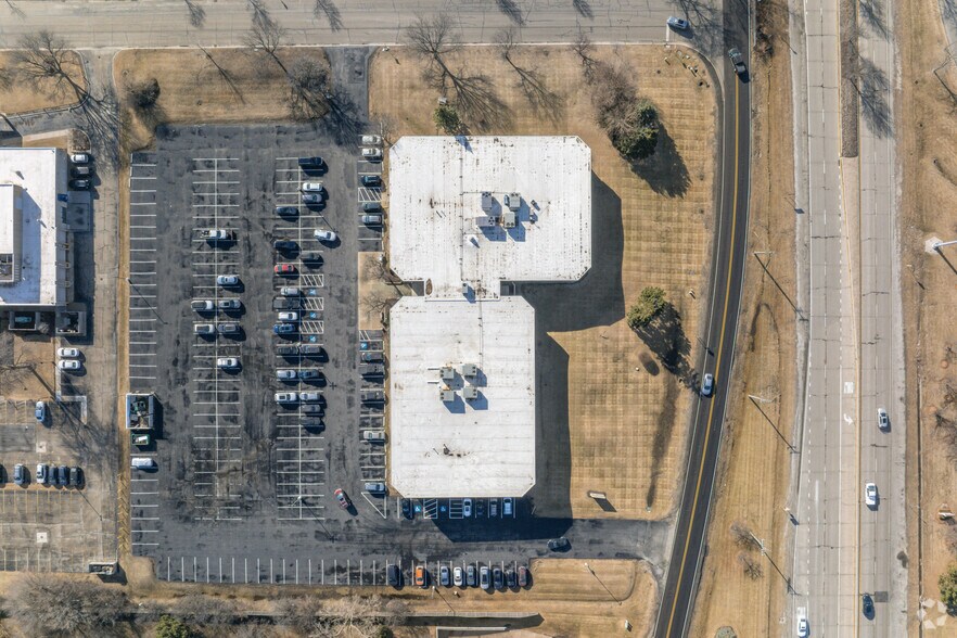 More Photos Of 100 Tower Dr, Burr Ridge Medical For Lease