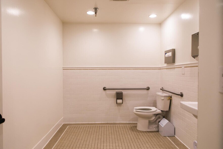 More Photos Of 300 E Santa Clara St, Ventura Medical For Lease