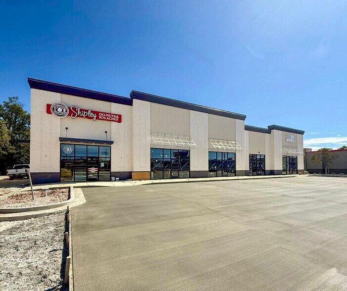 More Photos Of 1010 Memorial Pky N, Huntsville Storefront For Lease