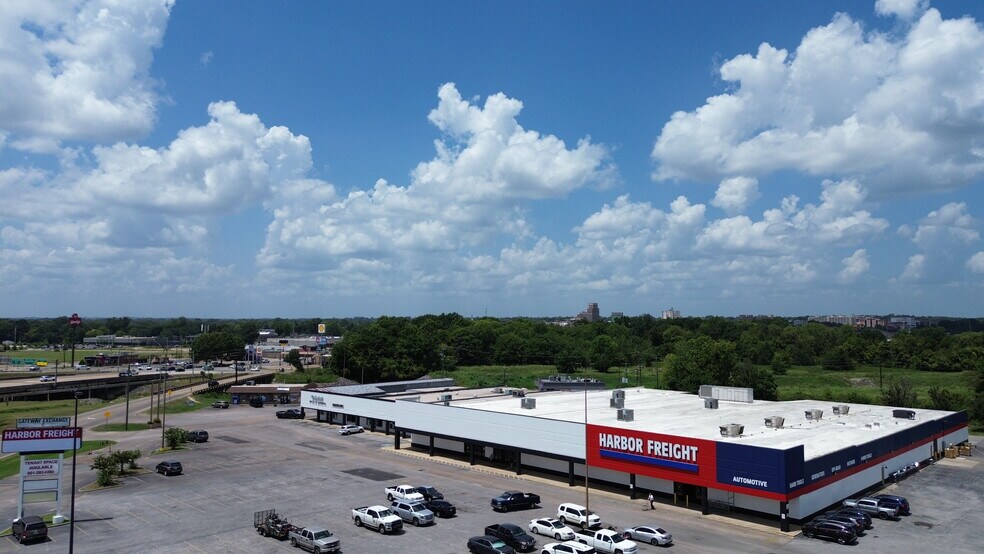 More Photos Of 2106-2124 N Frontage Rd, Meridian Storefront For Lease
