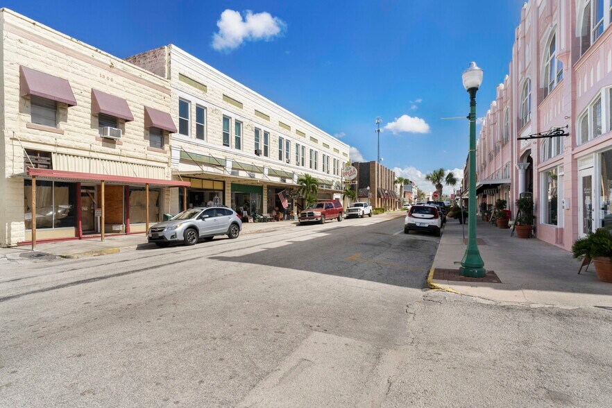 More Photos Of 106 W Oak St, Arcadia Storefront For Sale