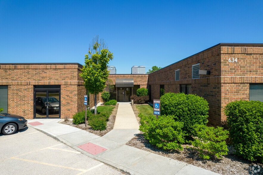 More Photos Of 600-650 Academy Dr, Northbrook Office For Lease