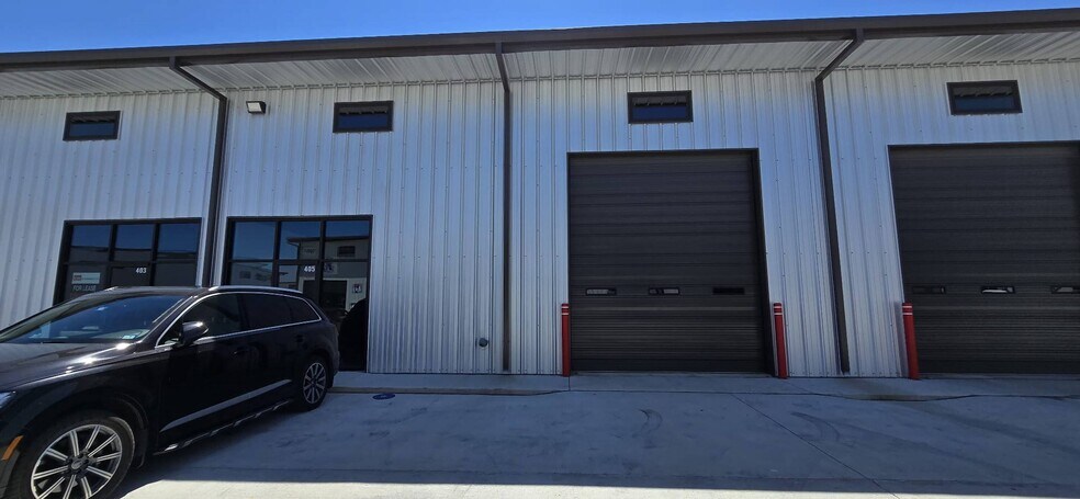 More Photos Of 13021 Harmon Rd, Fort Worth Flex For Lease