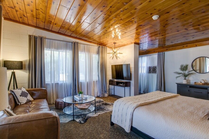 More Photos Of 13383 Sierra Way, Kernville Hotel For Sale