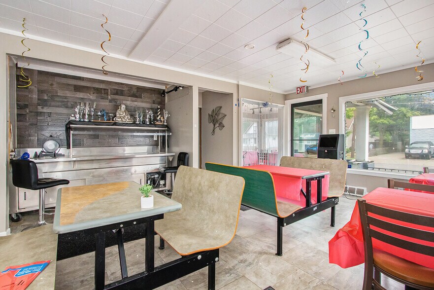 More Photos Of 952 Pipestone St, Benton Harbor General Retail For Sale