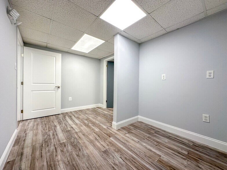 More Photos Of 406 E Pennsylvania Blvd, Feasterville Trevose Light Distribution For Lease