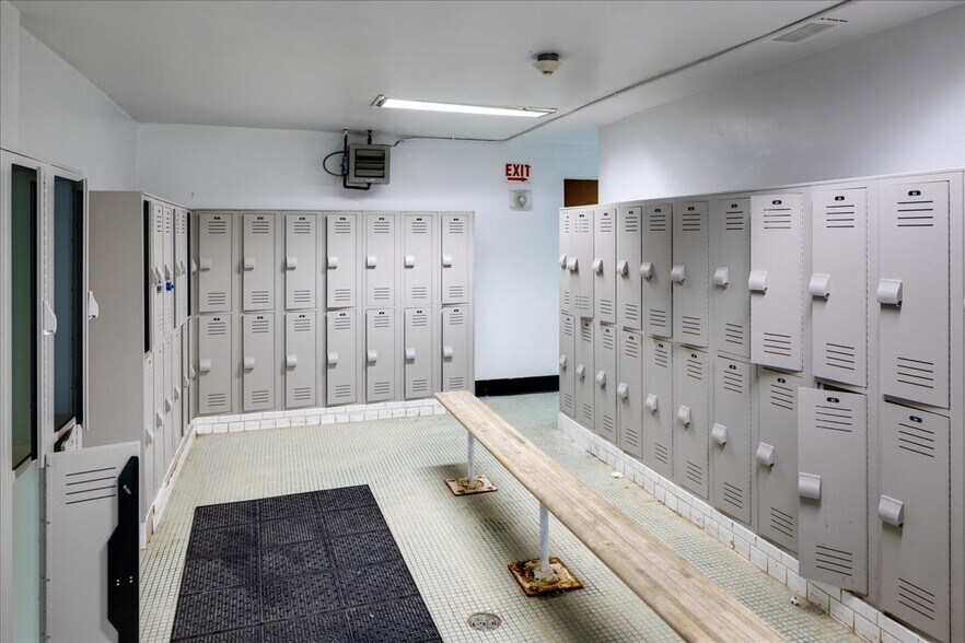 More Photos Of 16711 73rd Ave, Fresh Meadows Religious Facility For Lease