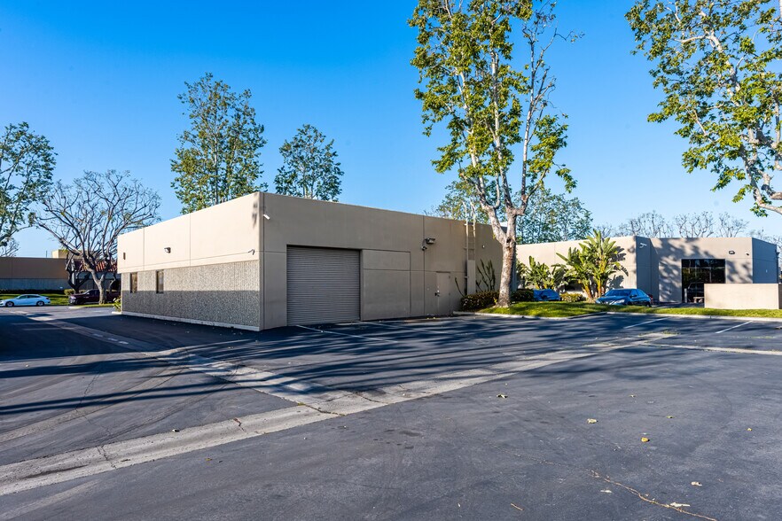 More Photos Of 2525 W Woodland Dr, Anaheim Light Distribution For Lease
